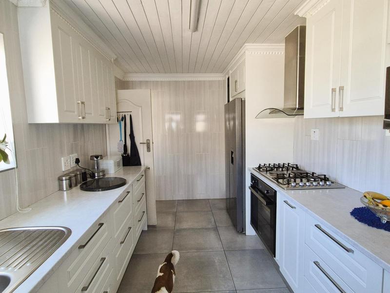 7 Bedroom Property for Sale in De Kelders Western Cape